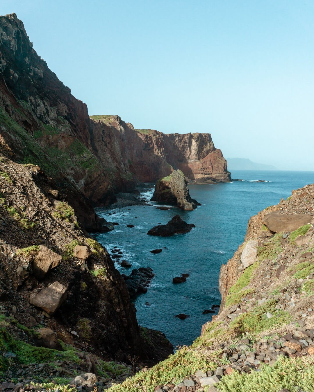 Coastline viewpoint along the vereda Ponta de São Lourenço hike.