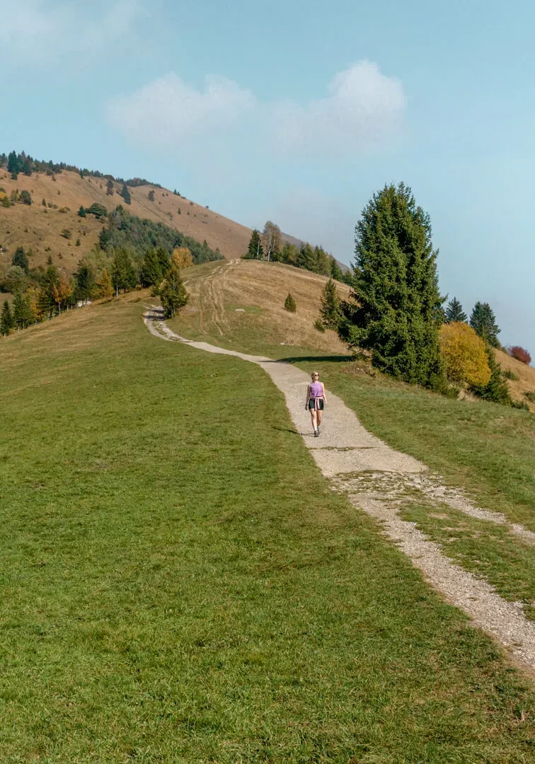 A girl hiking to Alpani Monte Blum.